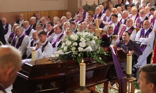 W ostatnim pożegnaniu zmarłemu towarzyszło stu kilkudziesięciu kapłanów