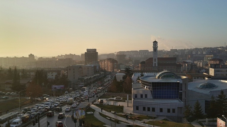 Kosowo: Ostrzelano budynek parlamentu