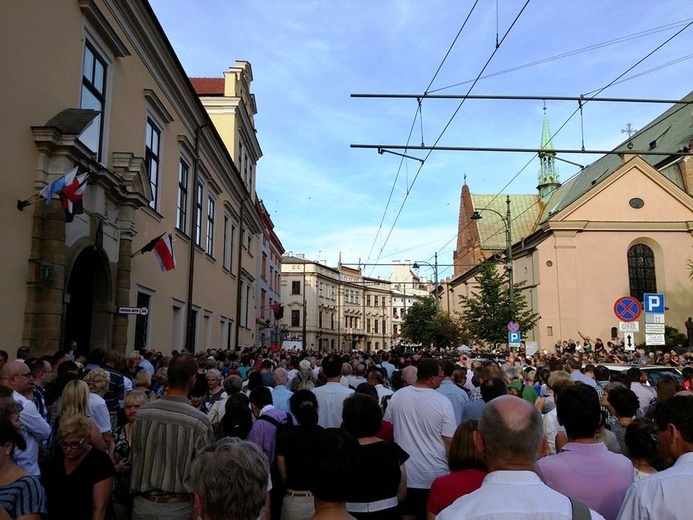 Tłumy żegnały kard. Franciszka Macharskiego