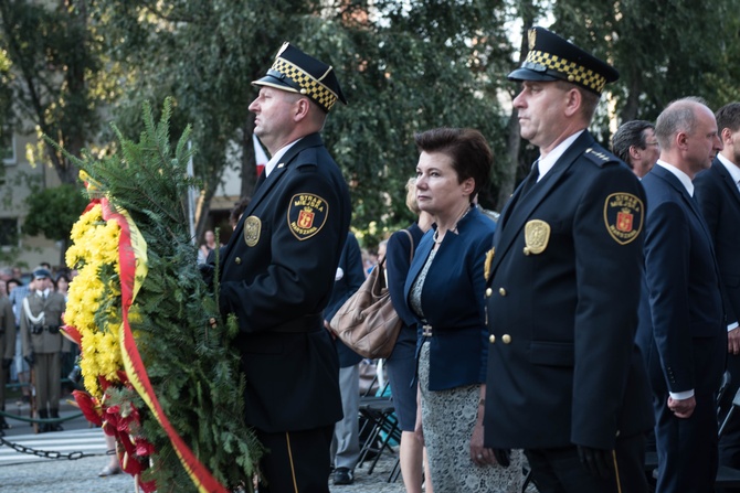 Pomnik Ofiar Rzezi Woli - uroczystości pod pomnikiem