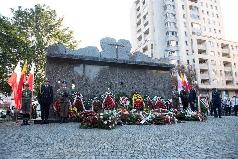 Pomnik Ofiar Rzezi Woli - uroczystości pod pomnikiem