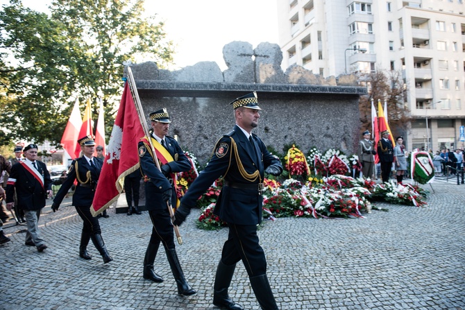 Pomnik Ofiar Rzezi Woli - uroczystości pod pomnikiem