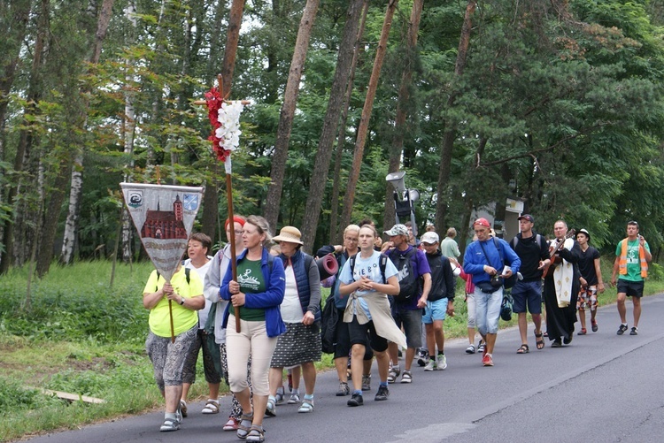 Pielgrzymi z Warmii w drodze na Jasną Górę