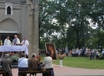 Msza św. odpustowa sprawowana była przed wejściem do kaplicy. Od lewej: ks. Grzegorz Opiela i ks. Bogdan Rosiewicz