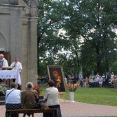 Msza św. odpustowa sprawowana była przed wejściem do kaplicy. Od lewej: ks. Grzegorz Opiela i ks. Bogdan Rosiewicz