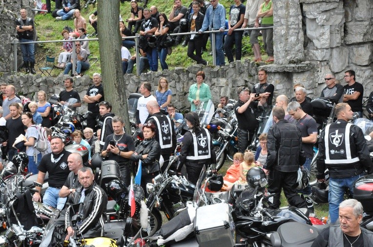 Motory w annogórskiej grocie