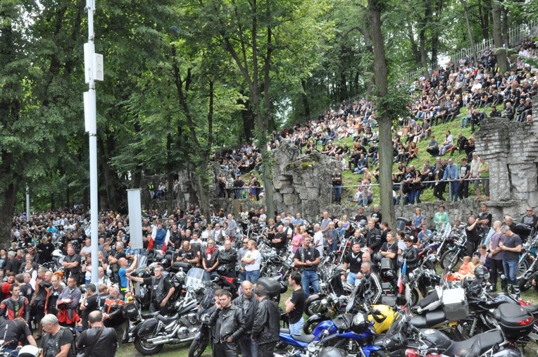 Motory w annogórskiej grocie
