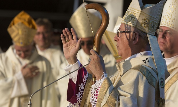 Abp Wiktor Skworc na katowickim Muchowcu.