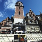 	Msza św. przy trumnie kard. Macharskiego została odprawiona na placu przed katedrą.