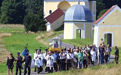 Od lat uroczystości rozpoczynają się od procesji z rozważaniami pasyjnymi, która wyrusza z odnowionej w ub. roku Kalwarii Krzeszowskiej.