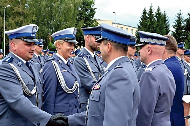 ▼	Podczas uroczystości nagrodzono ponad  50 policjantów.