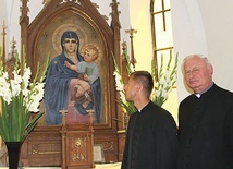 ▲	Kaplica, w której znajduje się obraz MB Śnieżnej, pochodzi z 1894 roku.  Od lewej ks. Grzegorz Opiela i ks. Bogdan Rosiewicz.