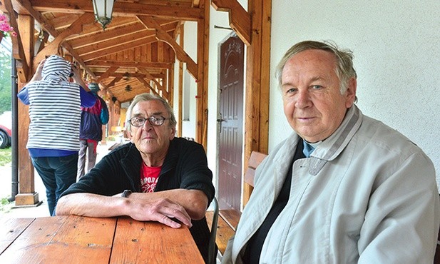 Ksiądz Franciszek Głód  ze Szczepanem,  jednym z 17 bezdomnych z „Albertówki”.