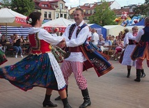 	Kupujących zabawiały występy zespołów folklorystycznych.