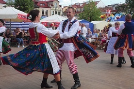 	Kupujących zabawiały występy zespołów folklorystycznych.