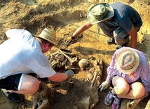 Badania pochówku zbiorowego z okresu późnego neolitu.