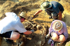Badania pochówku zbiorowego z okresu późnego neolitu.