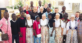 ▲	Bp Zbigniew Kusy i pielgrzymi z Republiki Środkowo- afrykańskiej w cieszyńskim kościele  św. Elżbiety.