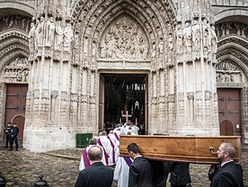 Pogrzeb ks. Jacques’a Hamela w katedrze Notre Dame. Ks. Hamel został zamordowany 26 lipca przez dżihadystów podczas sprawowania Mszy św. 2.08.2016. Rouen, Francja