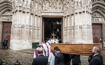 Pogrzeb ks. Jacques’a Hamela w katedrze Notre Dame. Ks. Hamel został zamordowany 26 lipca przez dżihadystów podczas sprawowania Mszy św. 2.08.2016. Rouen, Francja