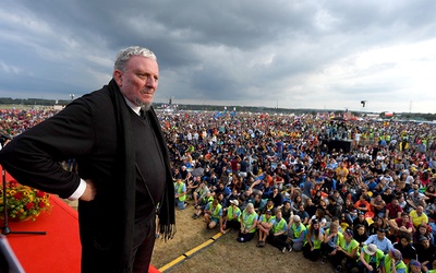 Nawet 200 tys. osób związanych z Drogą Neokatechumenalną uczestniczyło w spotkaniu powołaniowym  w Brzegach. Poprowadził je Kiko Argüello.