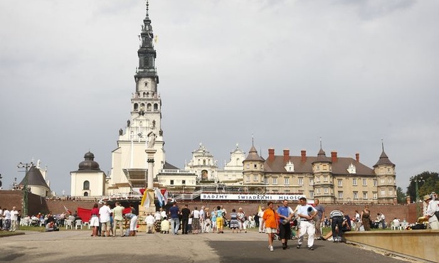 Szturm pielgrzymów na Jasną Górę trwa