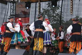 Na festynie wystąpiły zespoły folklorystyczne w strojach łowickich