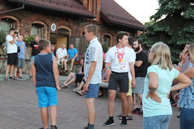 Pogodny wieczór cieszyńskich pątników w Kochłowicach