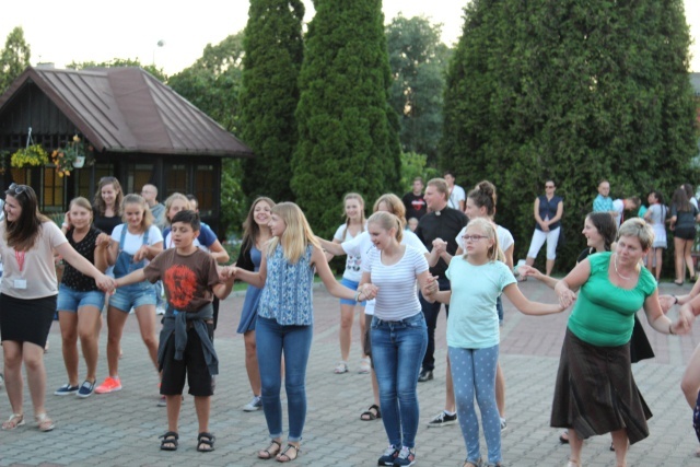 Pogodny wieczór cieszyńskich pątników w Kochłowicach