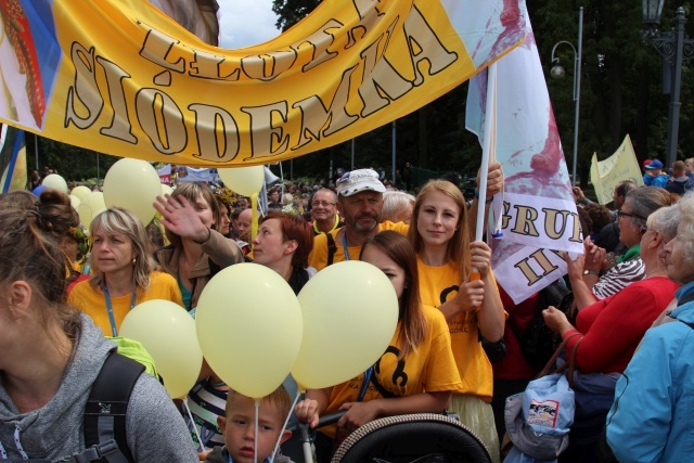 Powitanie 25. Pielgrzymki Diecezji Bielsko-Żywieckiej na Jasnej Górze - grupy hałcnowskie