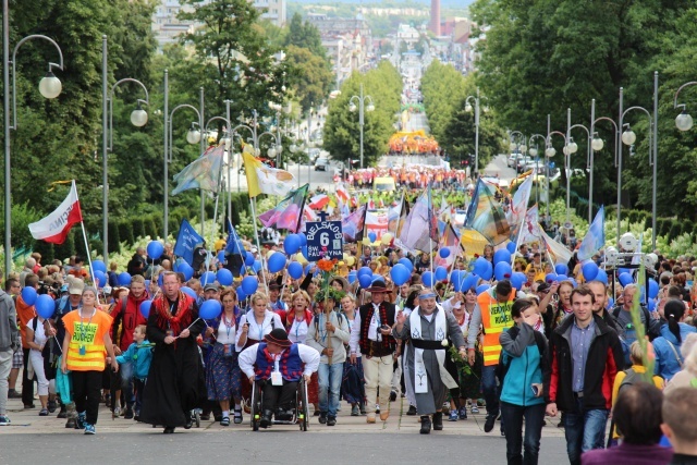 Powitanie 25. Pielgrzymki Diecezji Bielsko-Żywieckiej na Jasnej Górze - grupy hałcnowskie