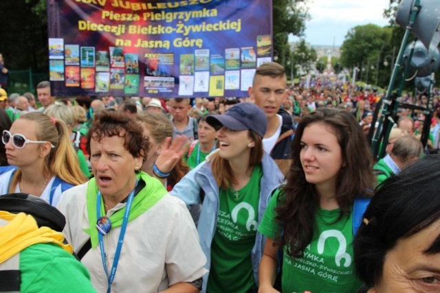 Powitanie 25. Pielgrzymki Diecezji Bielsko-Żywieckiej na Jasnej Górze - grupy hałcnowskie