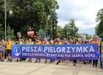 Na czele kolumny pielgrzymów bielsko-żywieckich weszli pątnicy, którzy 6 sierpnia wyruszyli z Hałcnowa