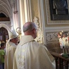 Po Eucharystii bp Henryk Tomasik poprowadził modlitwę przy grobie abp. Zygmunta Zimowskiego