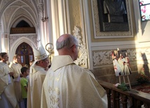 Po Eucharystii bp Henryk Tomasik poprowadził modlitwę przy grobie abp. Zygmunta Zimowskiego