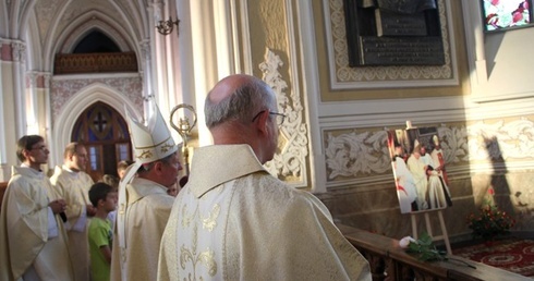 Po Eucharystii bp Henryk Tomasik poprowadził modlitwę przy grobie abp. Zygmunta Zimowskiego