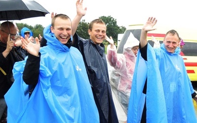 Deszcz pada. ale humory wciąż doskonałe!