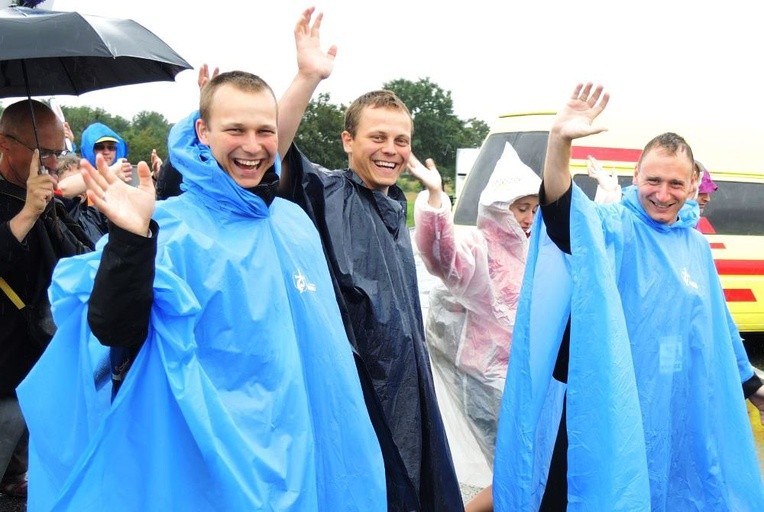 Deszcz pada. ale humory wciąż doskonałe!