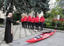 Bp Andrzej F. Dziuba święci kajak