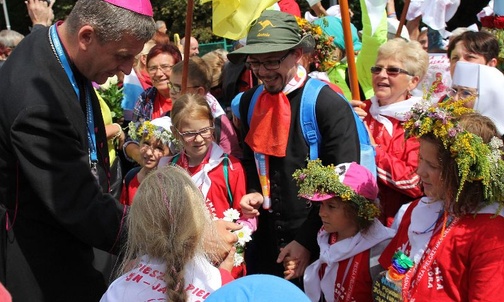 Cieszyniacy witają się z biskupem Romanem Pindlem