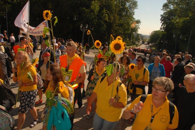 Pątnicy u stóp Janej Góry 