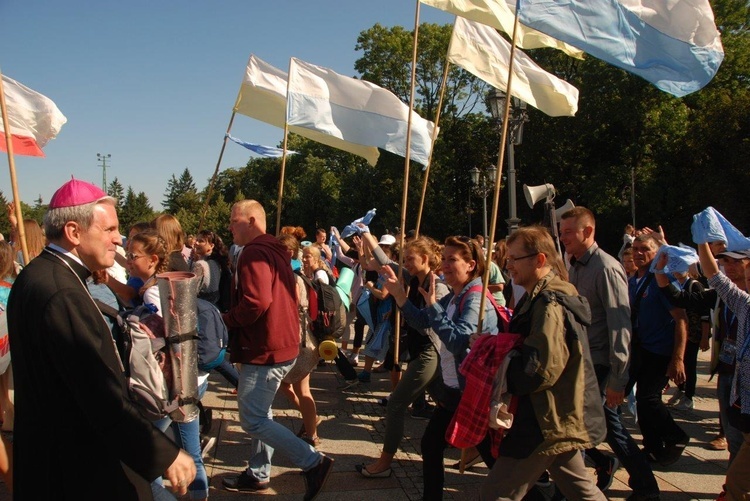 Pątnicy u stóp Janej Góry 