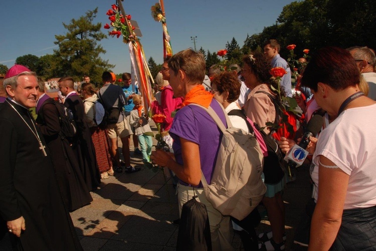 Pątnicy u stóp Janej Góry 