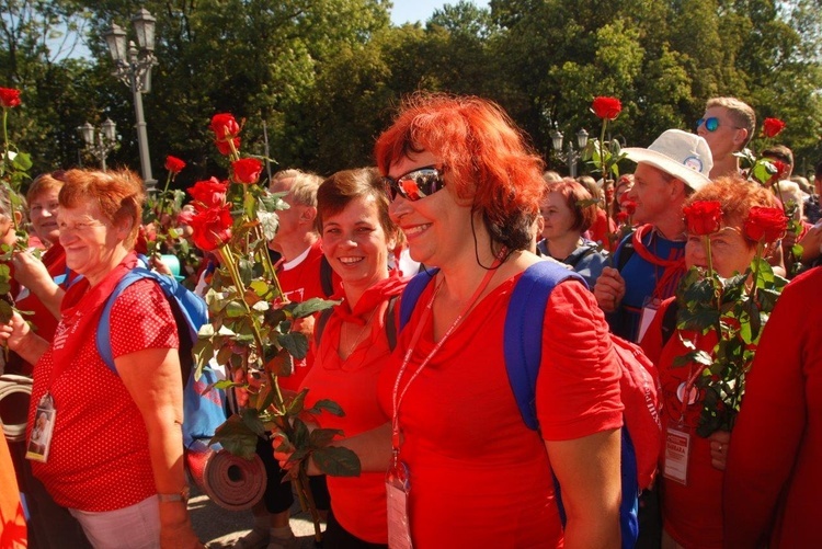 Pątnicy u stóp Janej Góry 