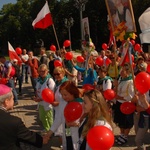 Pątnicy u stóp Janej Góry 