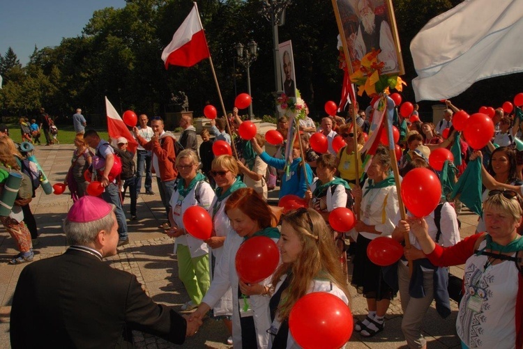 Pątnicy u stóp Janej Góry 