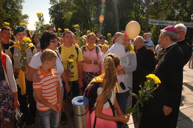 Pątnicy u stóp Janej Góry 