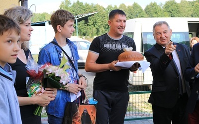 Rodzinie repatriantów zgotowano staropolskie powitanie. Z prawej burmistrz Żabna Stanisław Kusior