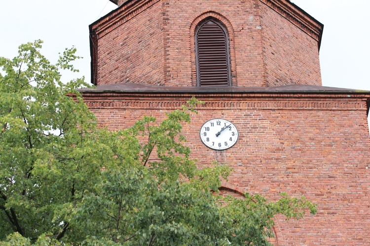 Zegar na wieży w Książnicach