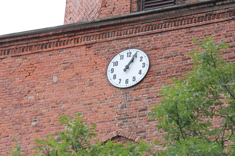 Zegar na wieży w Książnicach